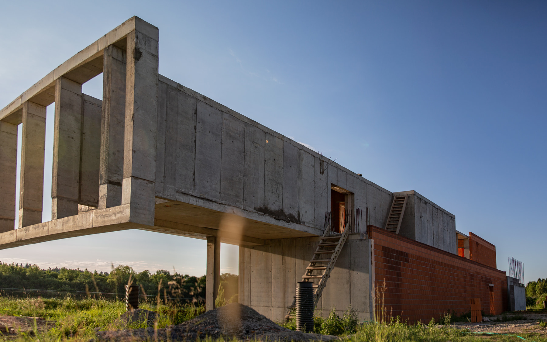 The in-situ concrete portal and cantilever