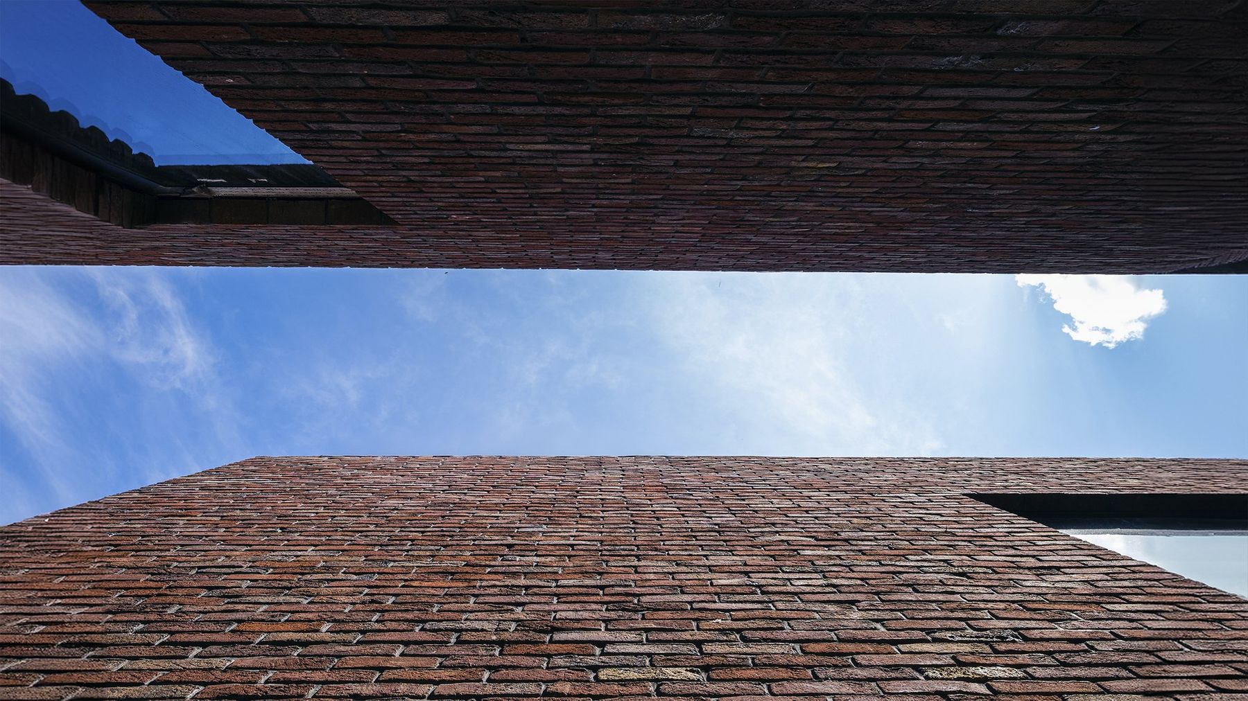 Cantilever soffit
